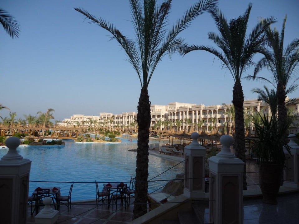 Pool mit den Zimmern im Hintergrund Pickalbatros Palace Resort