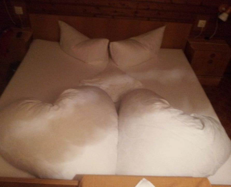 Liebevoll hergerichtetes Bett Gasthaus Pension Schön