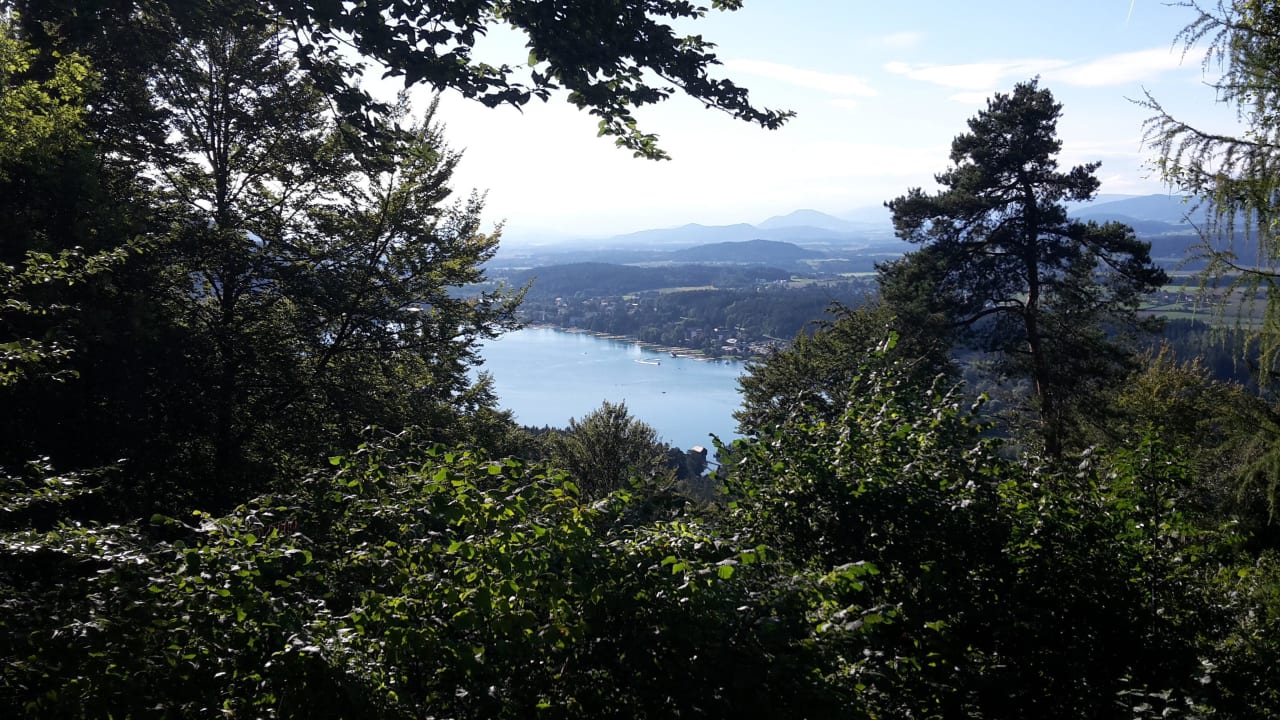 Ausblick von der Wunschglocke auf dem See Strandhotel Marolt