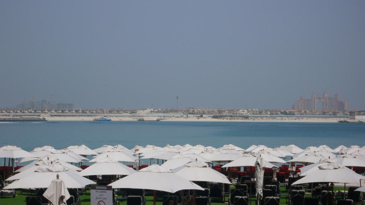 Strandschirme und Meer The Westin Dubai Mina Seyahi Beach Resort & Marina