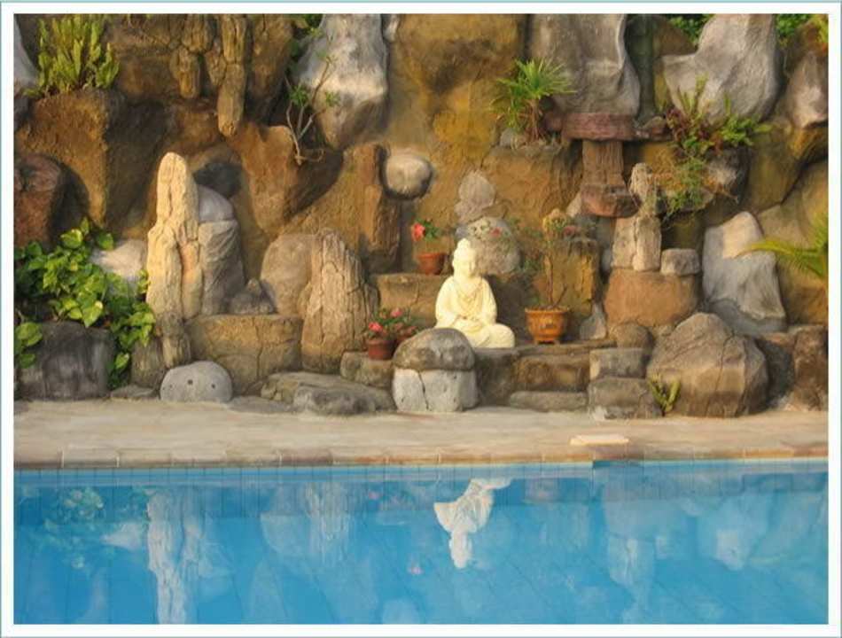 Liebevoll gestalteter Poolbereich Pantai Mas Spiritual & Learning Center