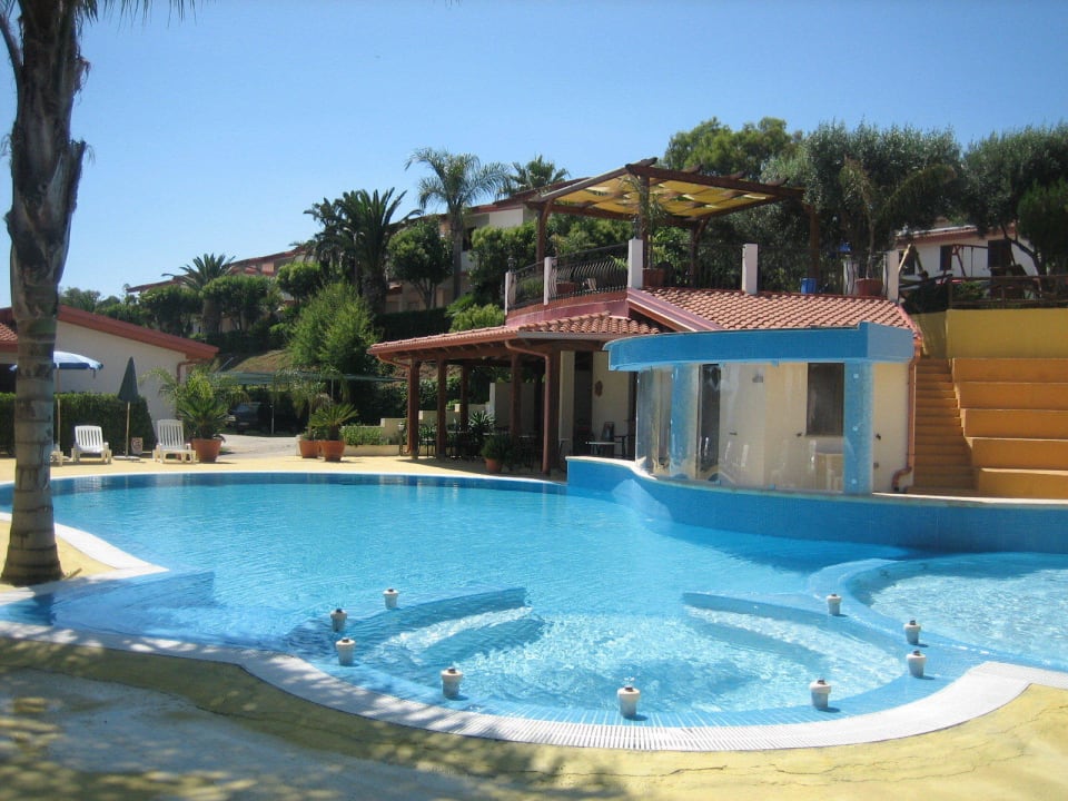 Vorne der Whirlpool Residence Hotel La Taverna