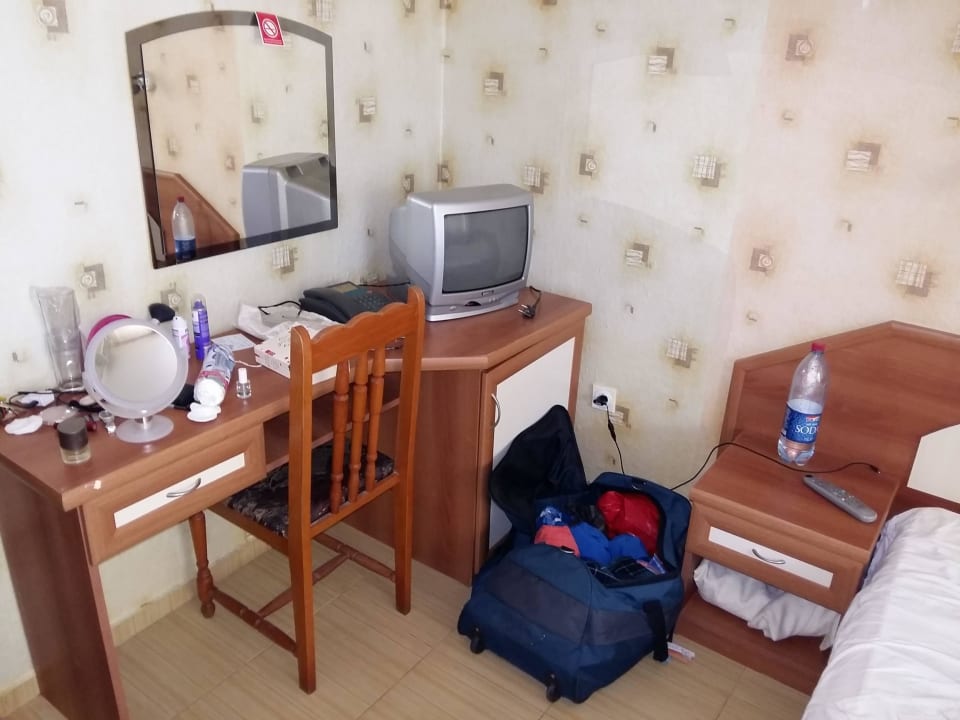 Schreibtisch mit Fernseher Hotel Zefir Beach