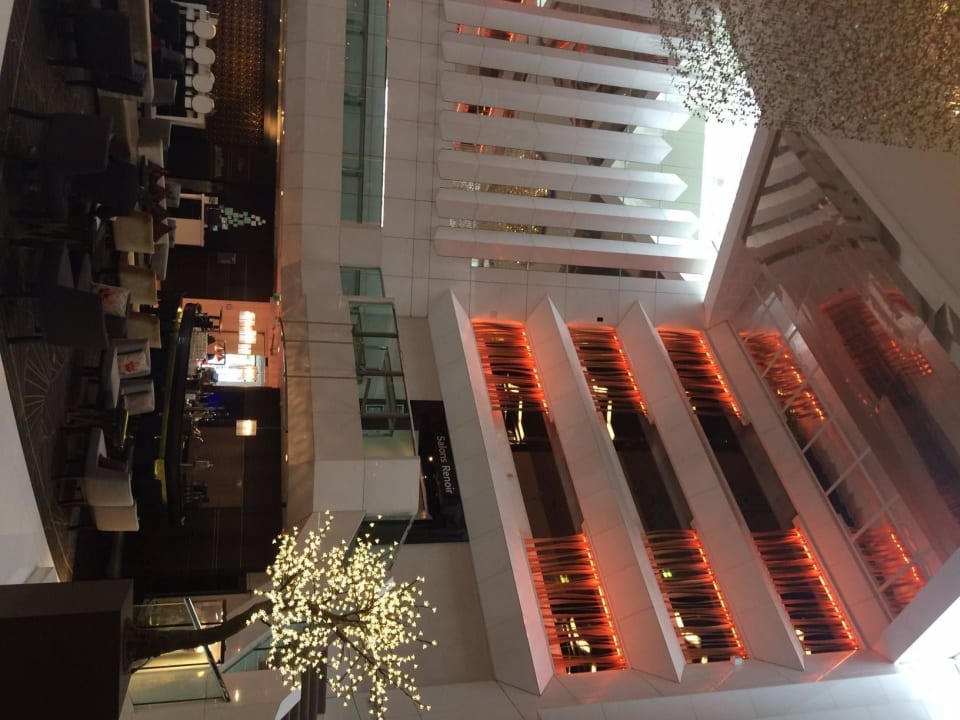 70er Jahre, aber modernisiert Hotel JW Marriott Cannes