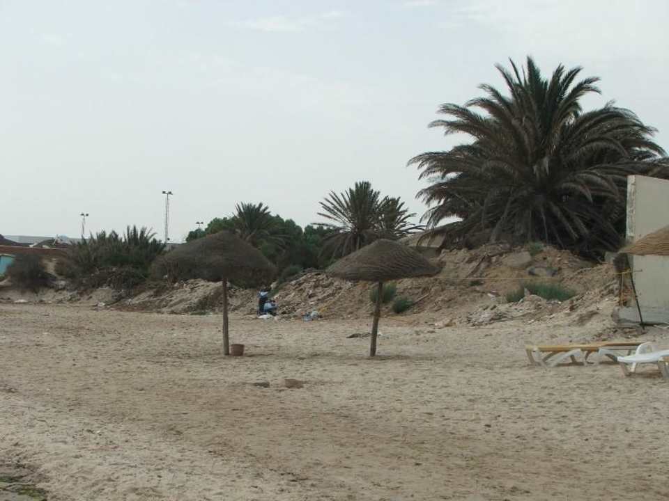 Za murem plaża wygląda jeszcze gorzej  Alassio Hotel and Thalasso