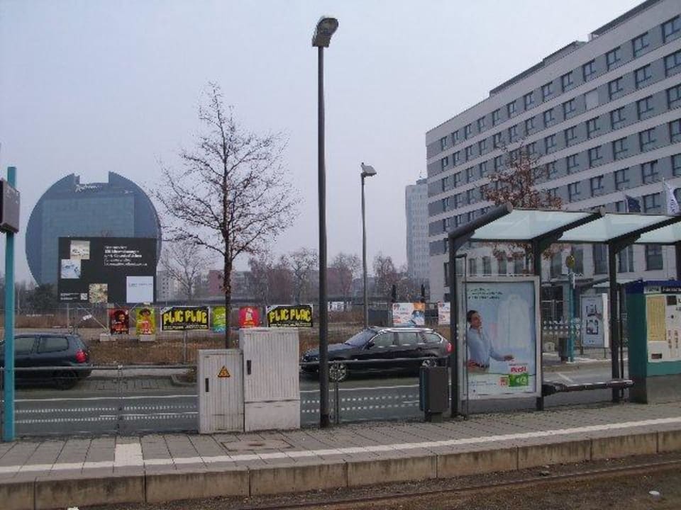Sicht auf das Hotel von der Straßenbahn Best Western Plus Welcome Hotel Frankfurt