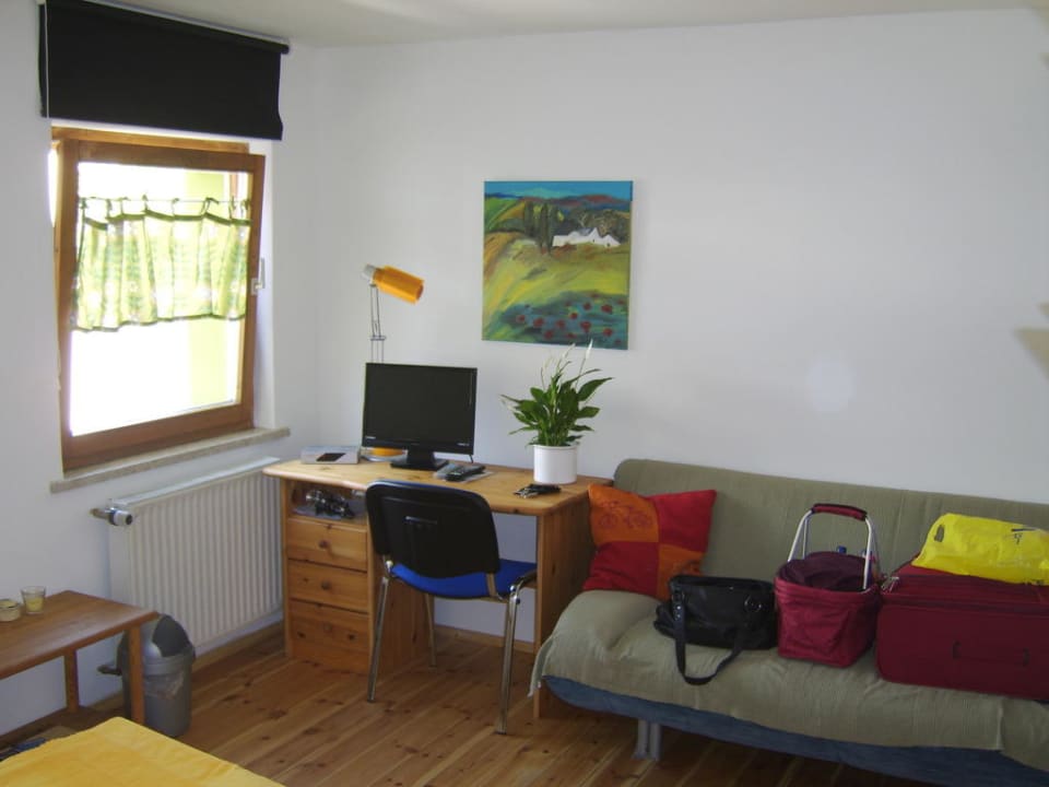 Schreibtisch mit SAT-TV Pension am Dom