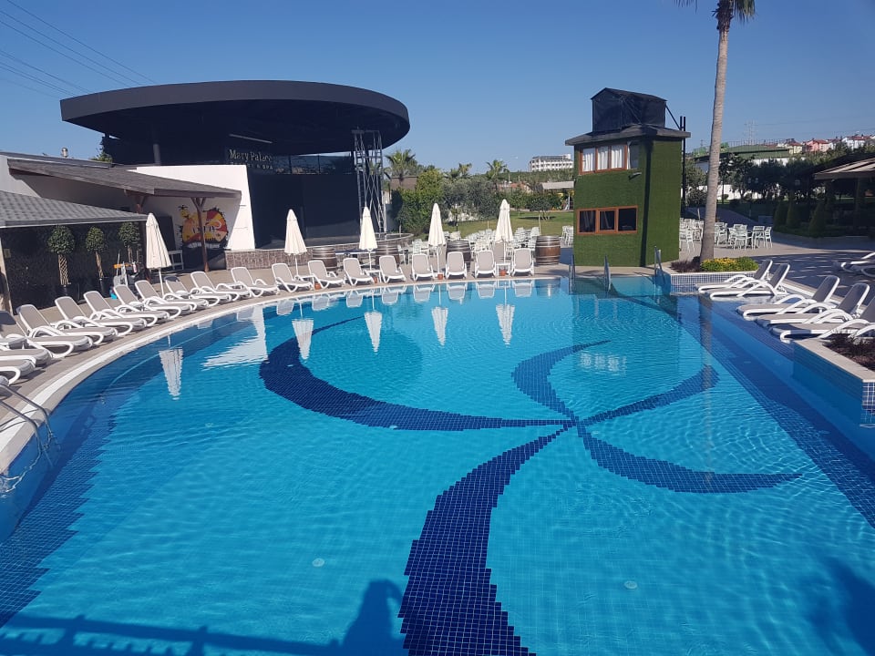 Pool Mary Hotel Side