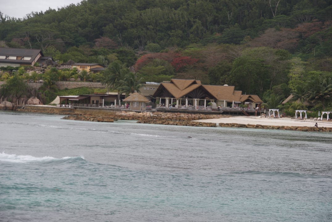 Pool und Restaurant vom Wasser aus Le Domaine de l'Orangeraie