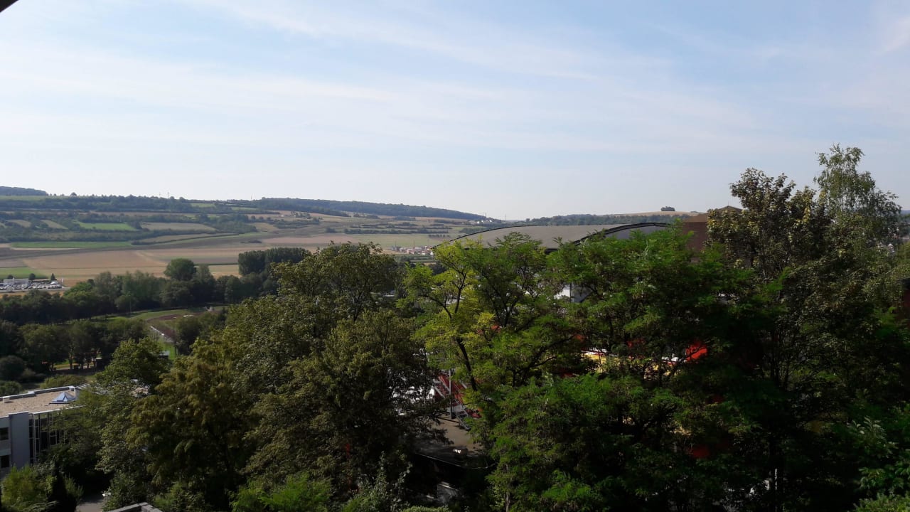 Ziemlich viel grüne Natur im Umfeld Vitalhotel König am Park