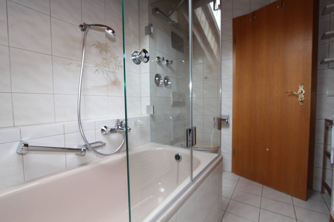 Badezimmer mit Badewanne Ferienwohnung Bergnest