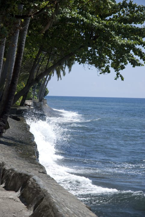 Steinstrand Alam Anda Ocean Front Resort & Spa