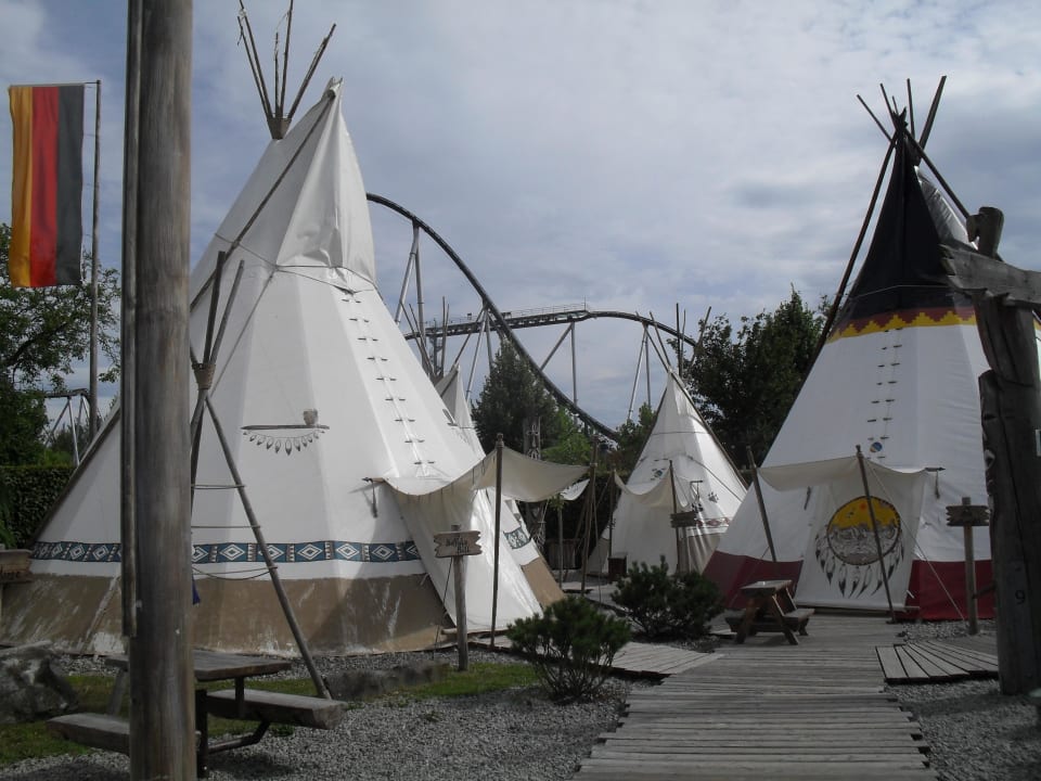 Die Zelte mit dahinter Achterbahn Tipi Town Europa-Park
