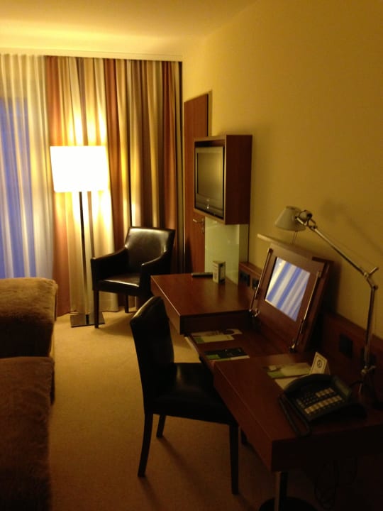 Economy Zimmer Arbeitsbereich Lindner Hotel Hamburg Am Michel, part of JdV by Hyatt