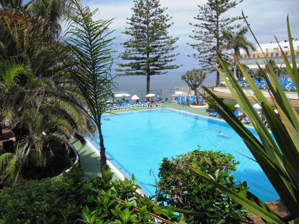 Blick von der Liegewiese zum Pool Hotel Best Semiramis