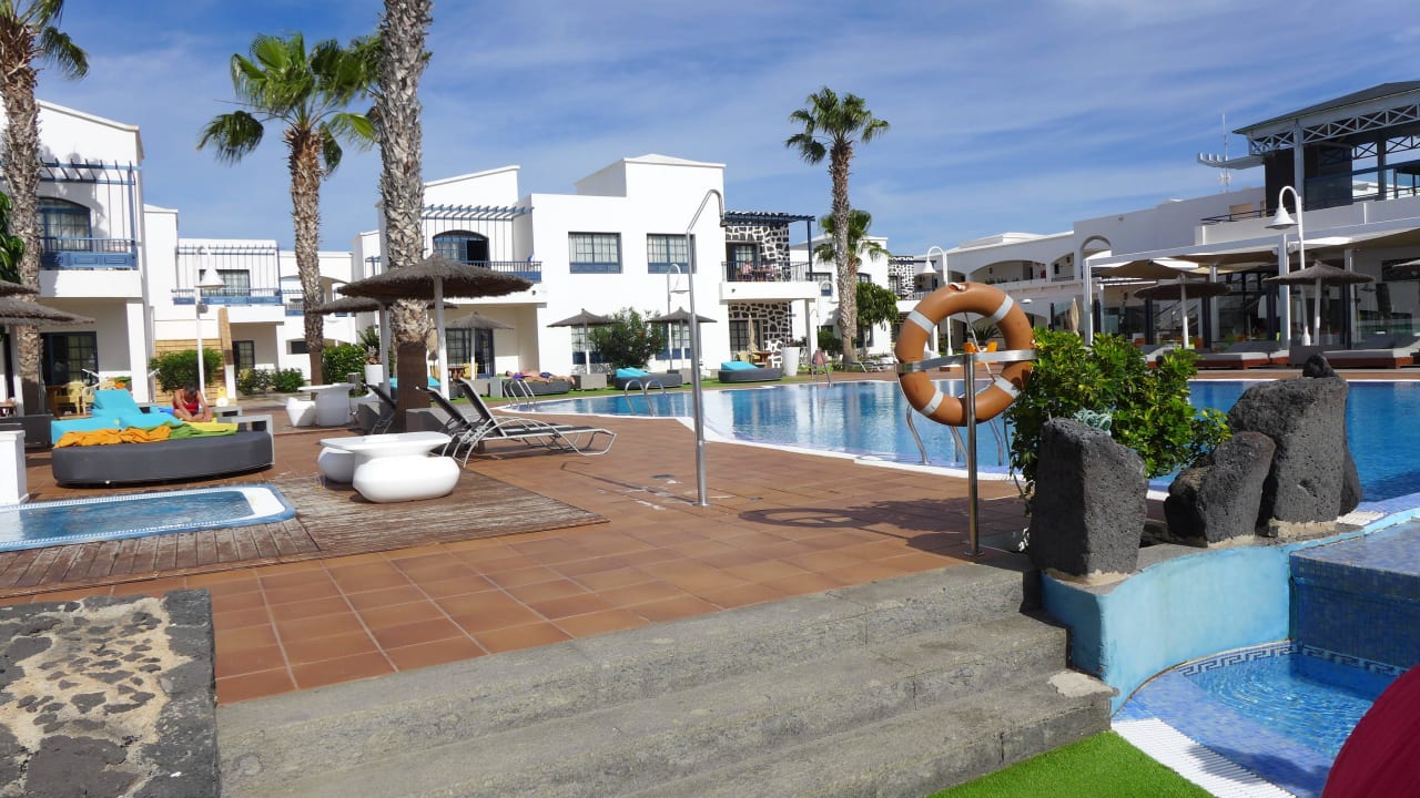 Links Wohnanlage-rechts Bar und Funktionsräume HD Apartamentos Pueblo Marinero