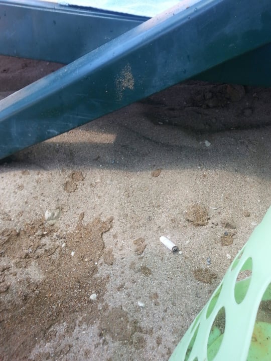 Verschmutzter Strand Well Palace Side