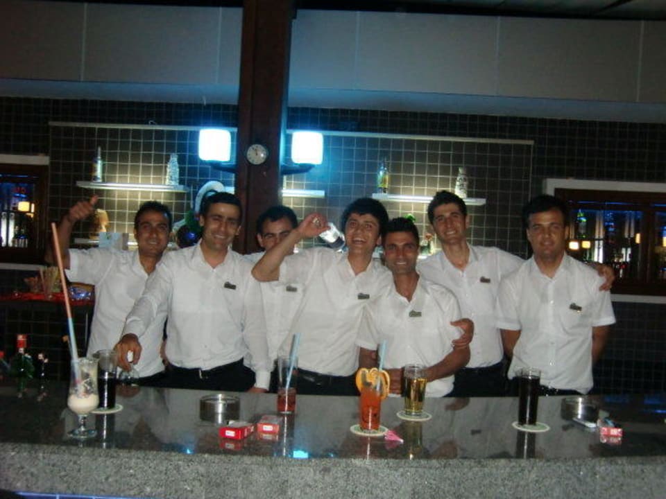 Hilmi, Musa und Jungs von der Bar Hotel Royal Garden Beach