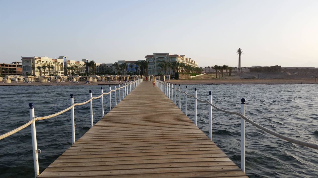 Steg zw. Hotel und Riffeinstieg Premier Le Reve Hotel & Spa