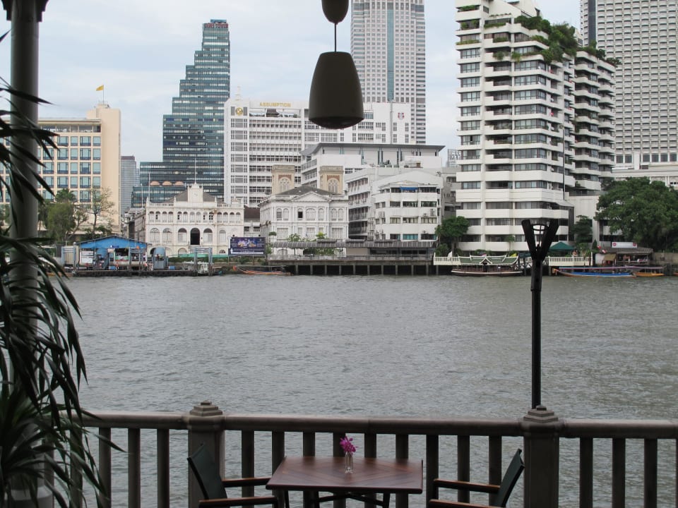 Blick von der Terrasse auf den Chao Phraya Hotel The Peninsula Bangkok