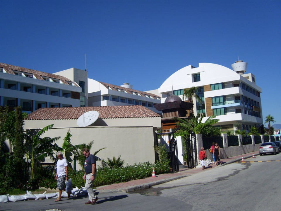 Ausgang vom Hotel zum Strand Port Side Resort Hotel