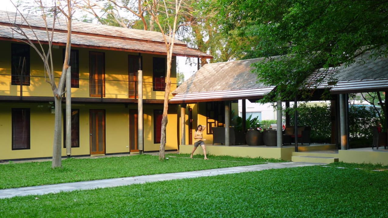 Innenhof mit Blick auf Lobby und Zimmer U Inchantree Kanchanaburi