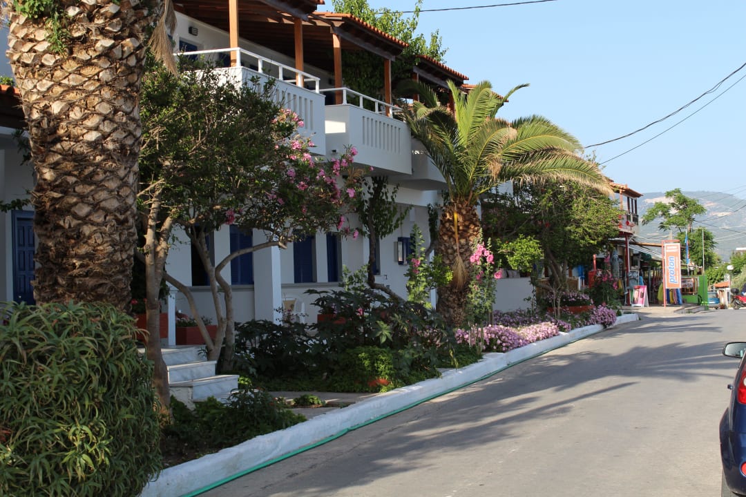 Straße zwischen Hotel und Strand/ Supermarkt  Hotel Kampos Village Resort