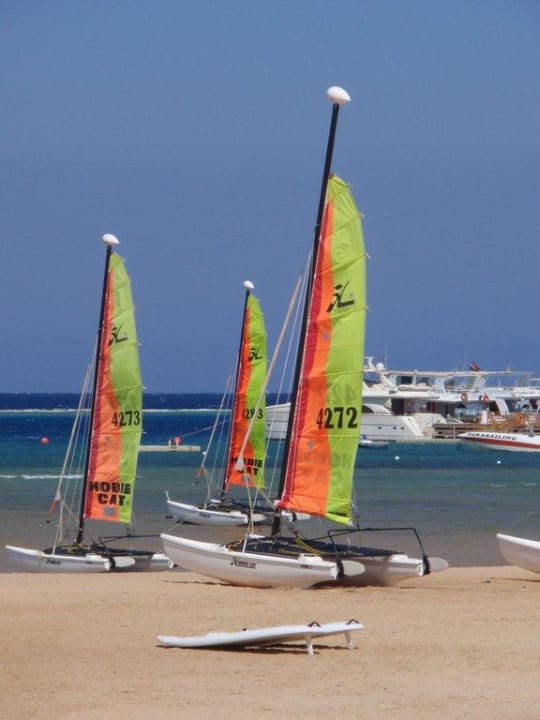 Katamarane am Strand Cleopatra Luxury Resort Makadi Bay