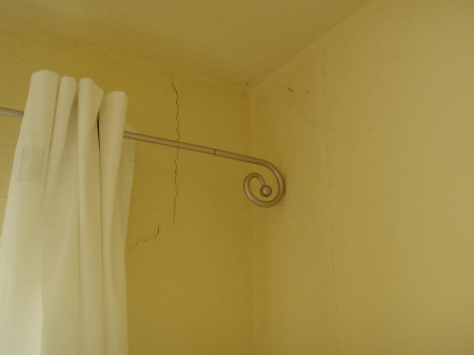 Risse sind o.k., aber Schmutz, Spinnweben? Edersee Hotel der Familie Floren