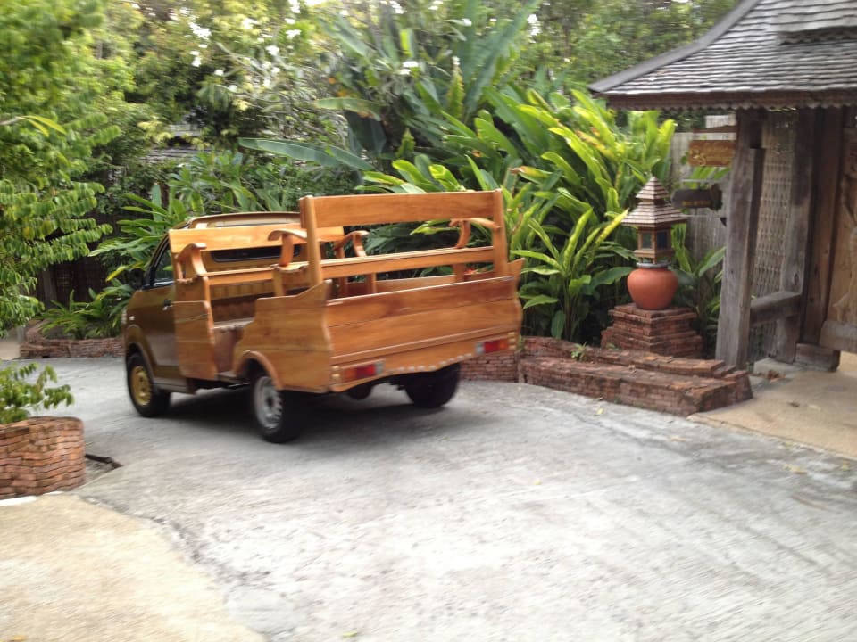 Jsamochodzików podwożący wszędzie gości hotelowych Santhiya Koh Phangan Resort & Spa