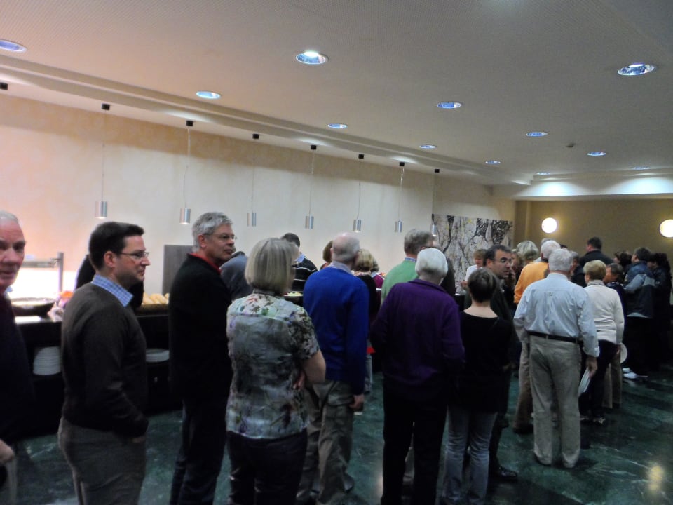 Warteschlange vor dem Buffet Hotel Vértice Sevilla
