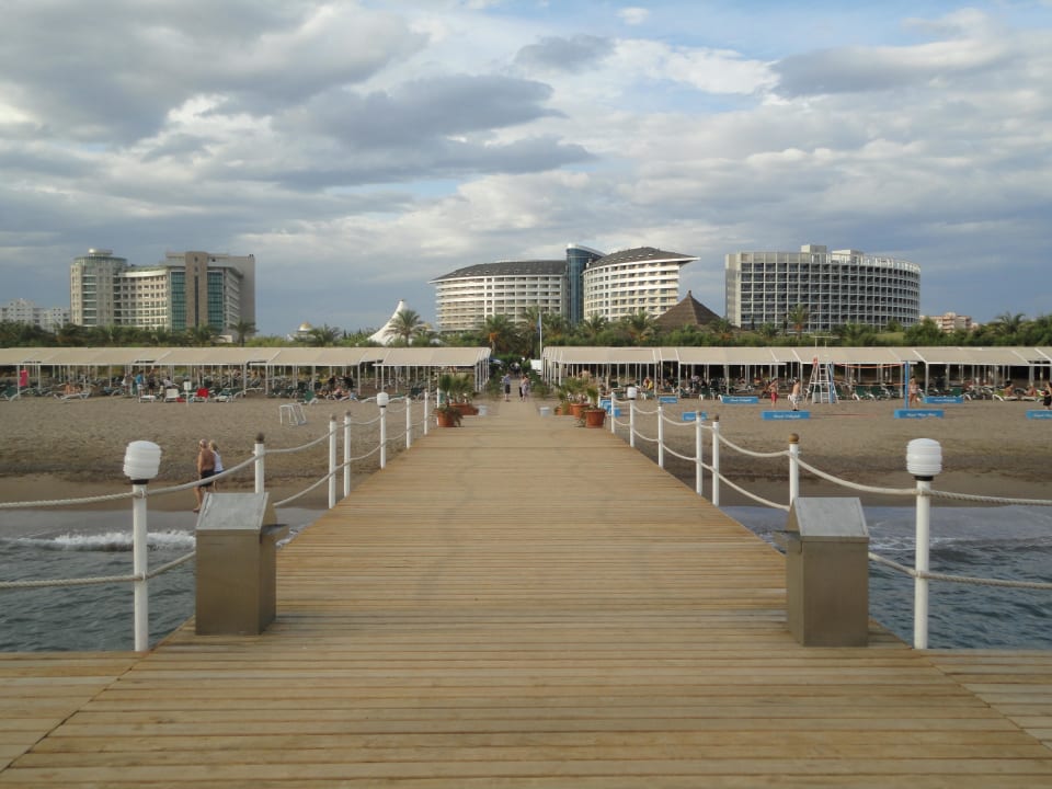 Blick vom Steg aufs Hotel Royal Wings Hotel