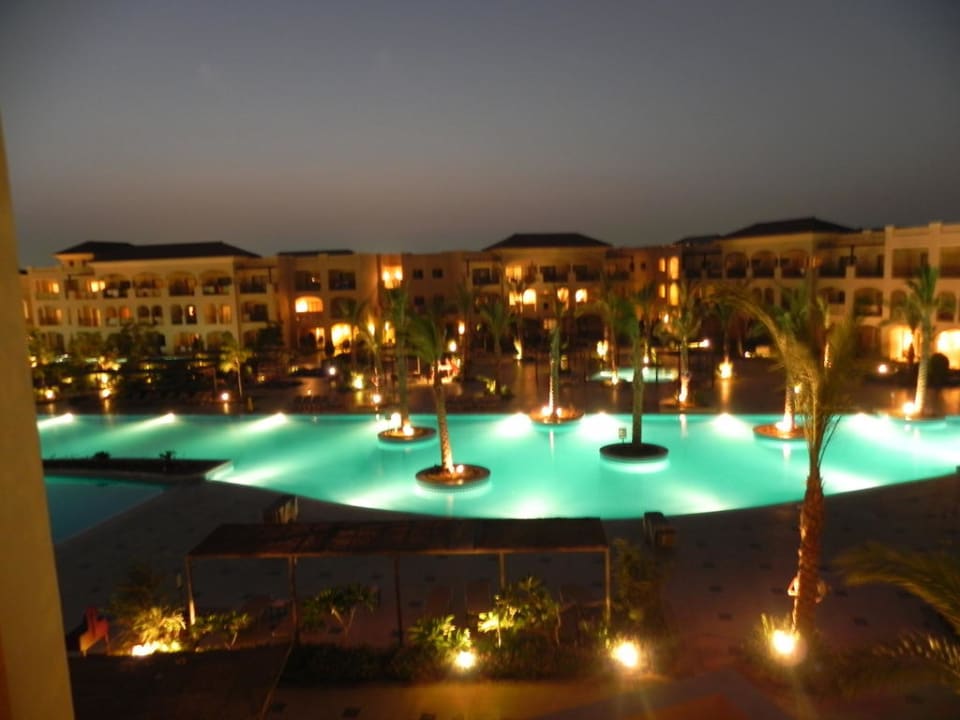 Pool bei Nacht JAZ Aquamarine Resort