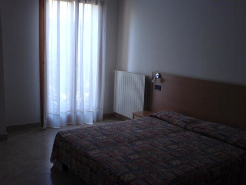 Schlafzimmer mit drei Betten Residence Vecchio Faro