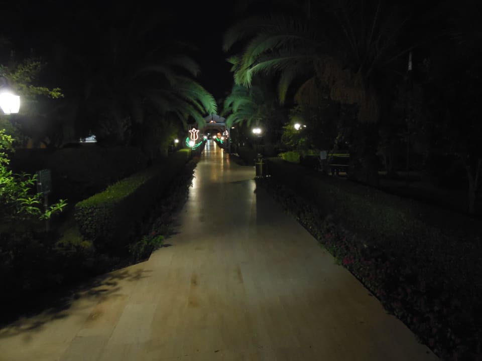 Hauptweg bei Nacht Hotel Club Nena