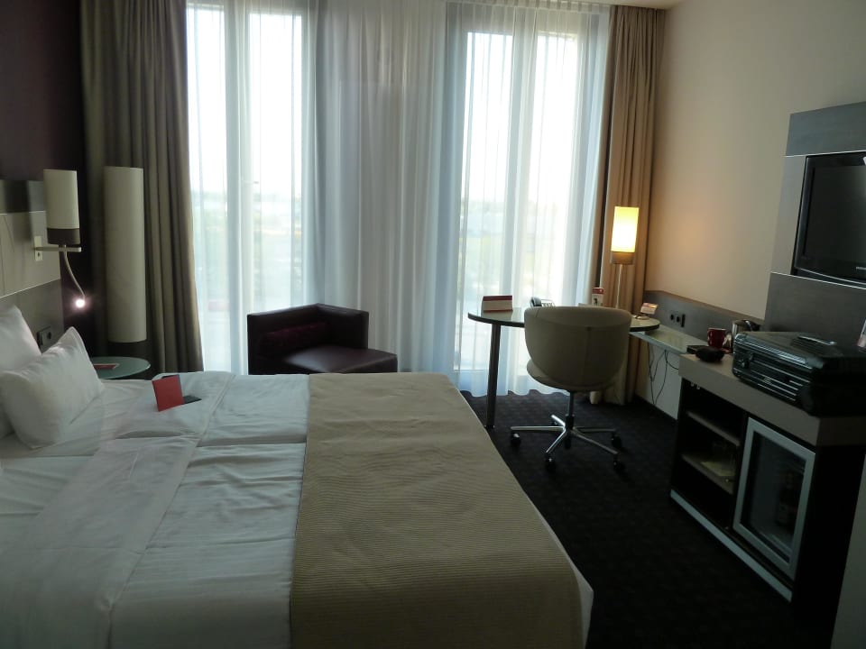 Blick vom Bad ins Zimmer  Leonardo Royal Hotel Munich