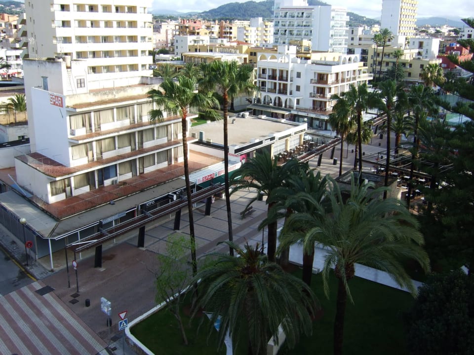 Blick vom Balkon 6. Stock zur Einkaufsstraße Hotel Biniamar