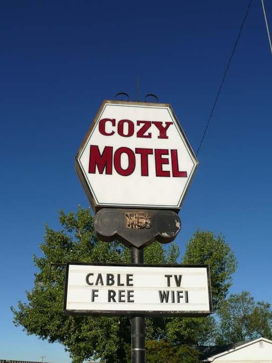 Cozy Motel Schild von der Strasse aus Cozy Motel
