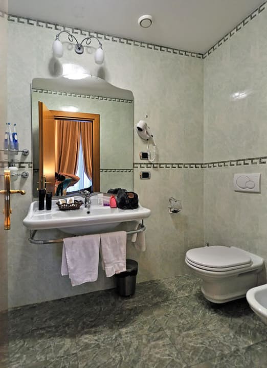 Badezimmer von Nr. 103 Amalia Hotel