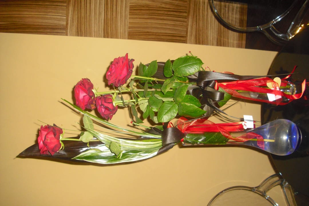 Rosen bei Ankunft im Zimmer Garda Suite Hotel - Tonelli Hotels
