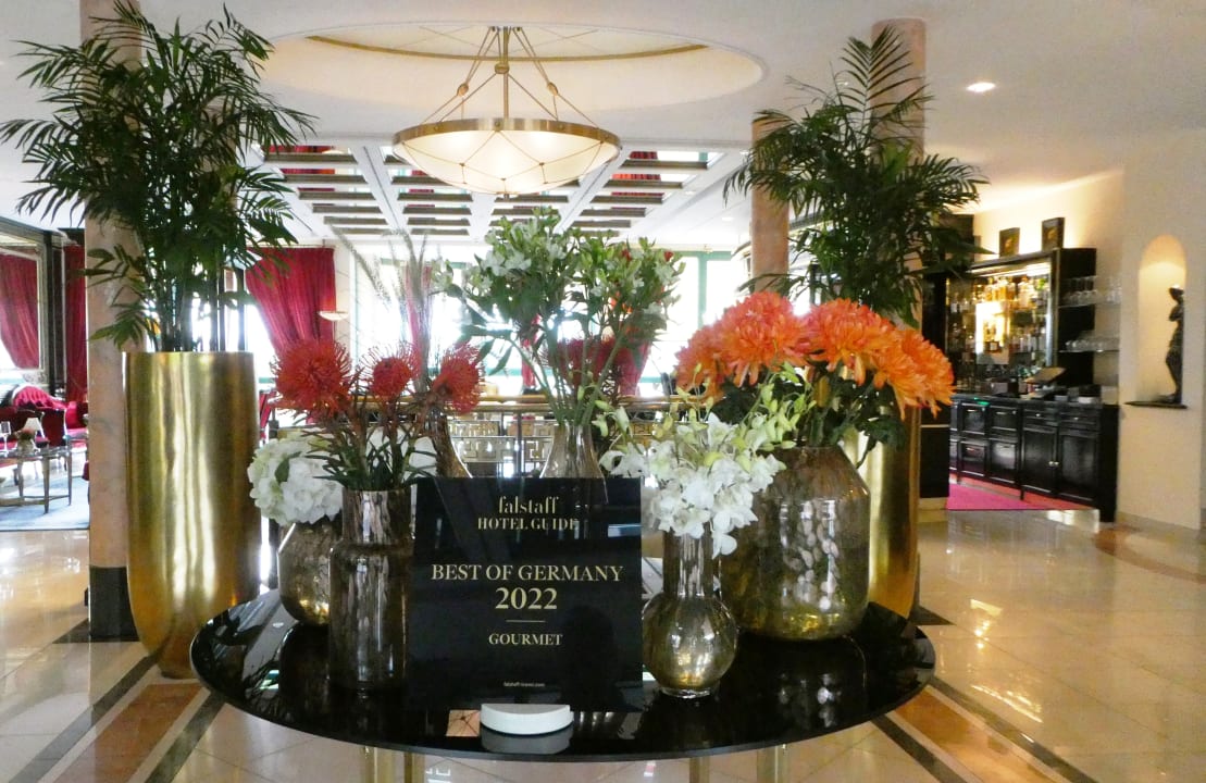 Lobby Victor's Residenz-Hotel Schloss Berg