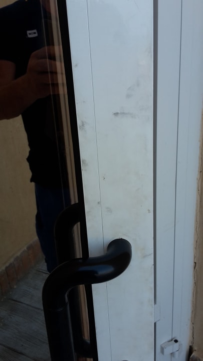 Schmutziger Türrahmenvom Aussenbereich zum Restaurant Novotel Marsa Alam Beach Resort