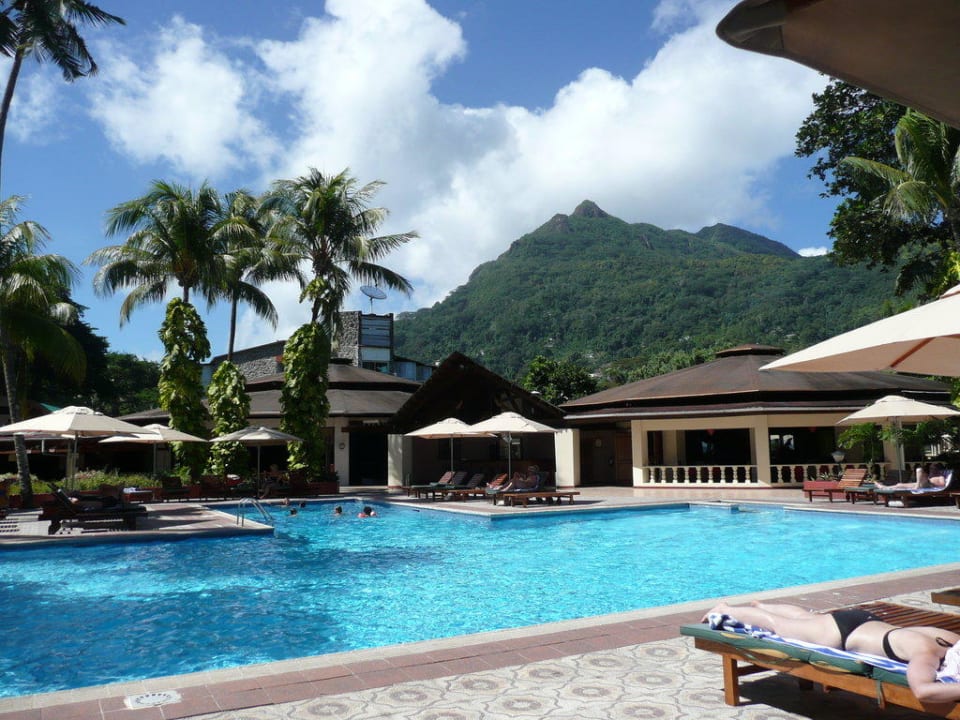Poolanlage mit Bar und Restaurant Berjaya Beau Vallon Bay Resort & Casino