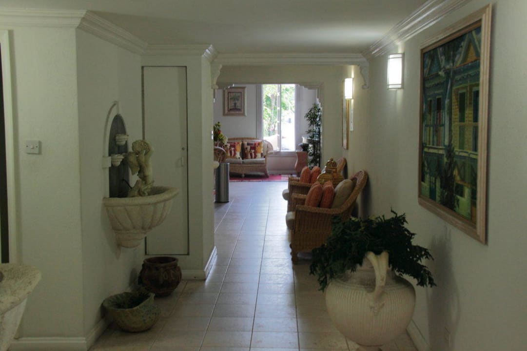 Gang neben Rezeption Coral Sands Beach Resort