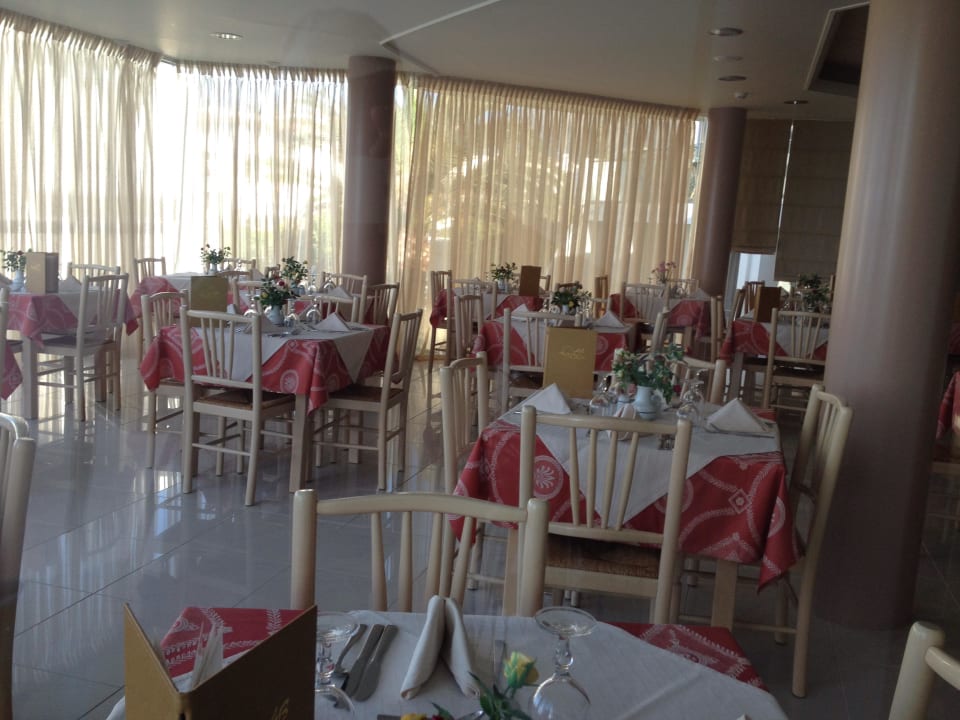 Hübsch gedeckt und pikobello sauber Hotel Ariadne Beach