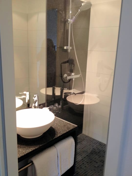 Kleines Bad Motel One Köln-Mediapark