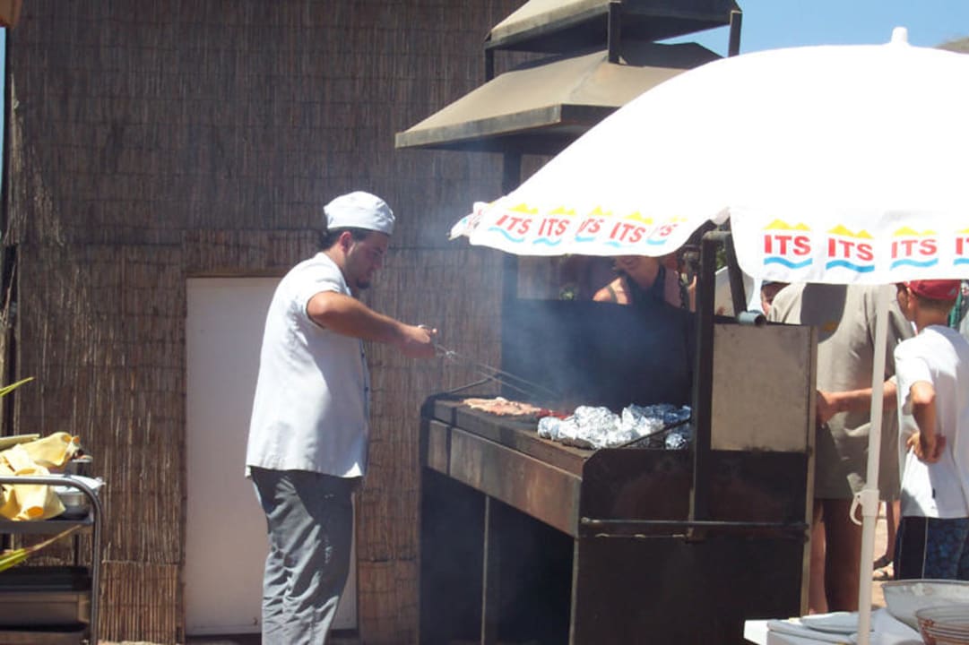 lecker BBQ an der Poolbar SBH Hotel Royal Monica