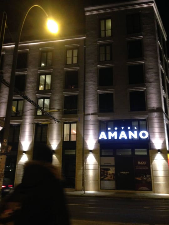 Von außen abends  Hotel AMANO