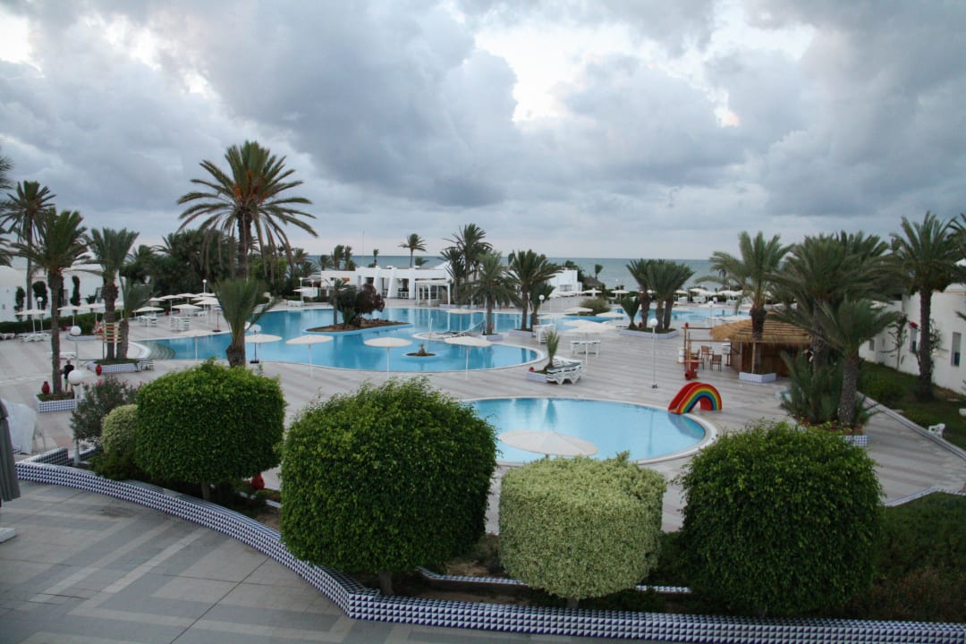 Blick vom Speisesaal über die Pools zum Meer Hotel El Mouradi Djerba Menzel