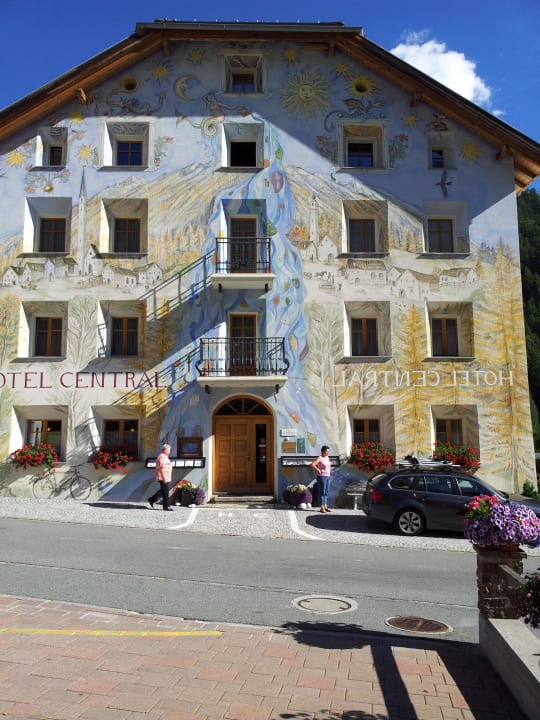 Prächtig bemalte Aussenfassade Hotel Central La Fainera
